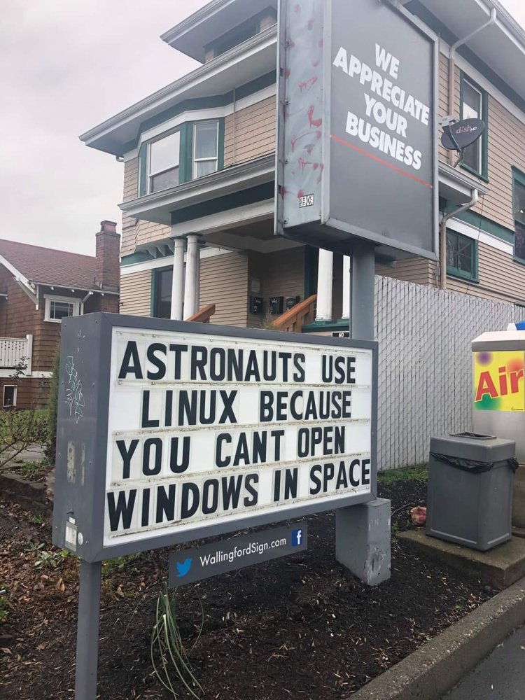 Astronauts use Linux.jpg
