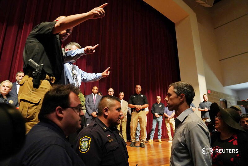 Beto confronts useless police.jpg