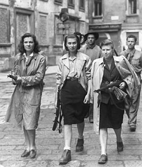 femaleitalianpartisanspatrollingMilan 1945.jpg