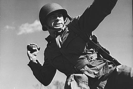 grenade_paratrooper_1943_700.jpg